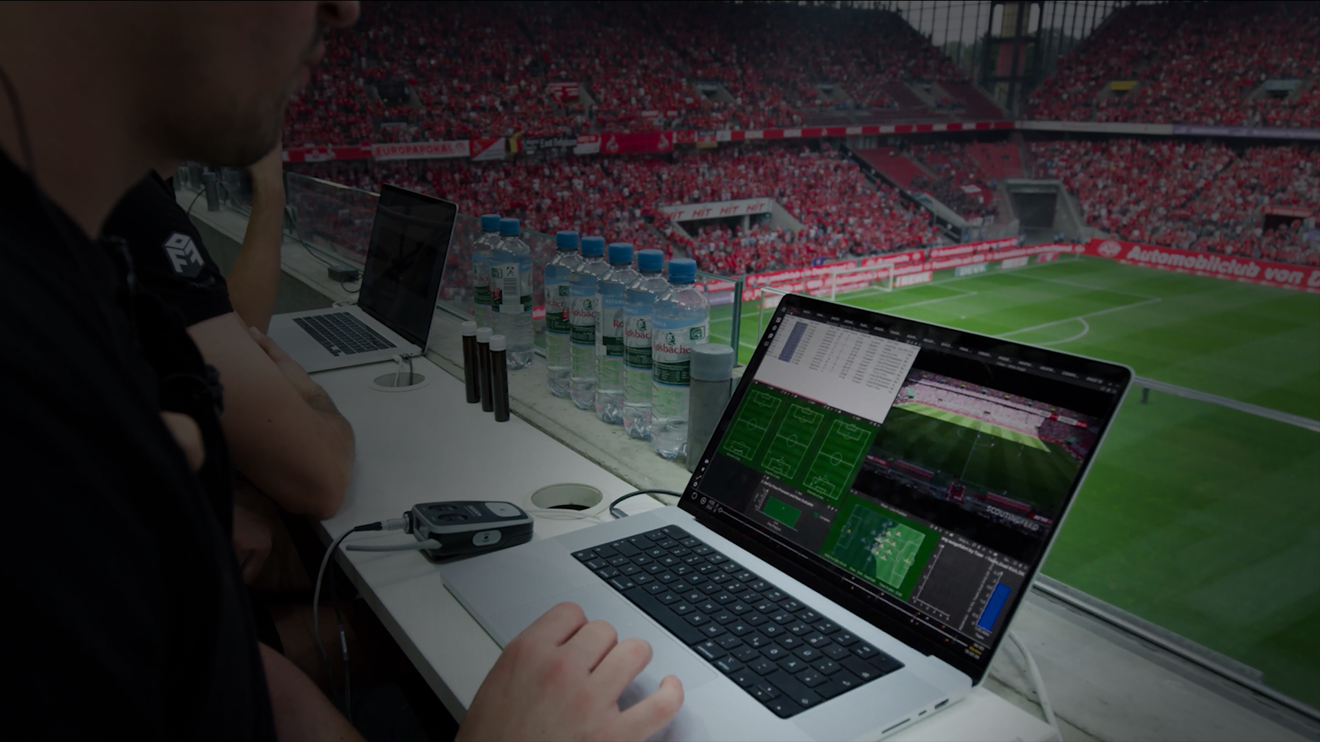 Una vista completa de la configuración de análisis en vivo de Catapult durante un partido de fútbol, destacando la integración de datos y videos en tiempo real.
