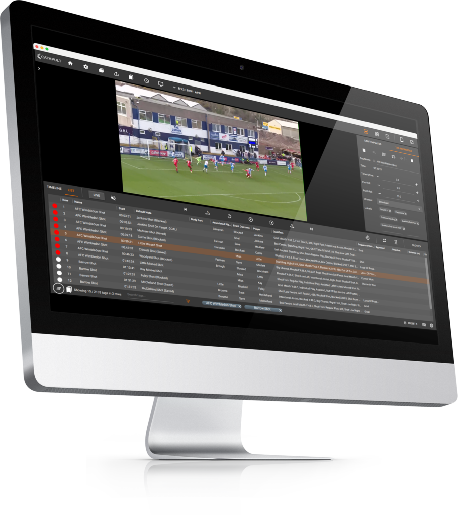 Un moniteur de bureau affichant le logiciel Pro Video de Catapult avec une analyse détaillée des matchs de football, y compris des descriptions d'événements et des séquences vidéo.