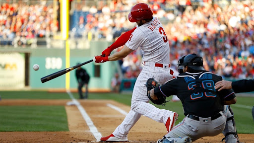 Joueur des Phillies de Philadelphie entrant en contact avec la balle, concentré sur la mécanique du swing.